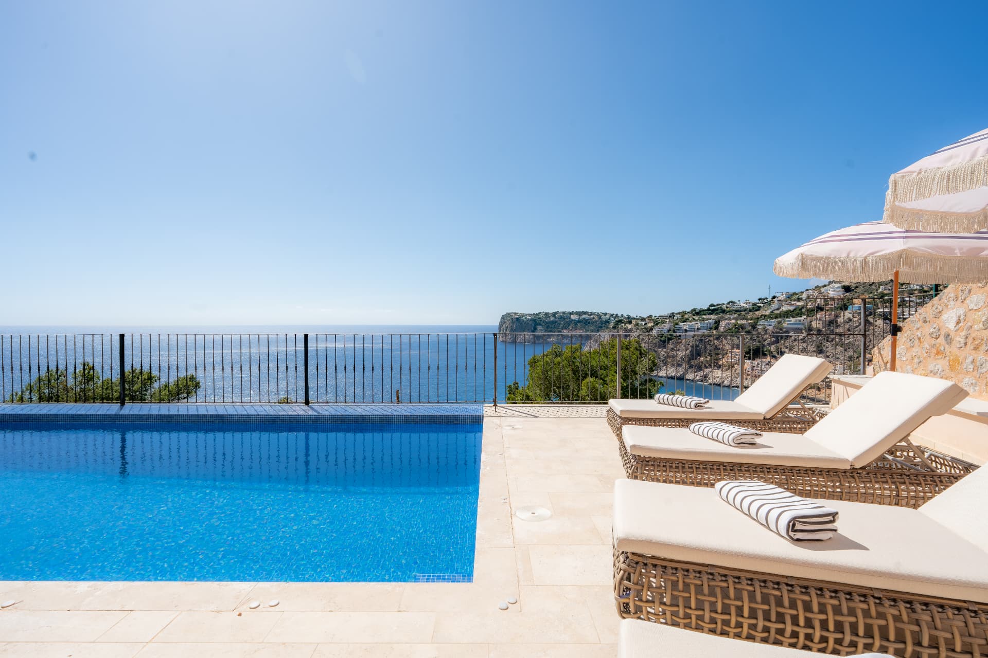 El Dorada pool and coastal view