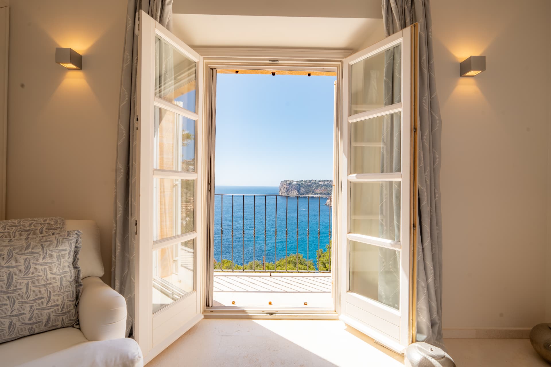Sea view through the El Dorada bedroom doors