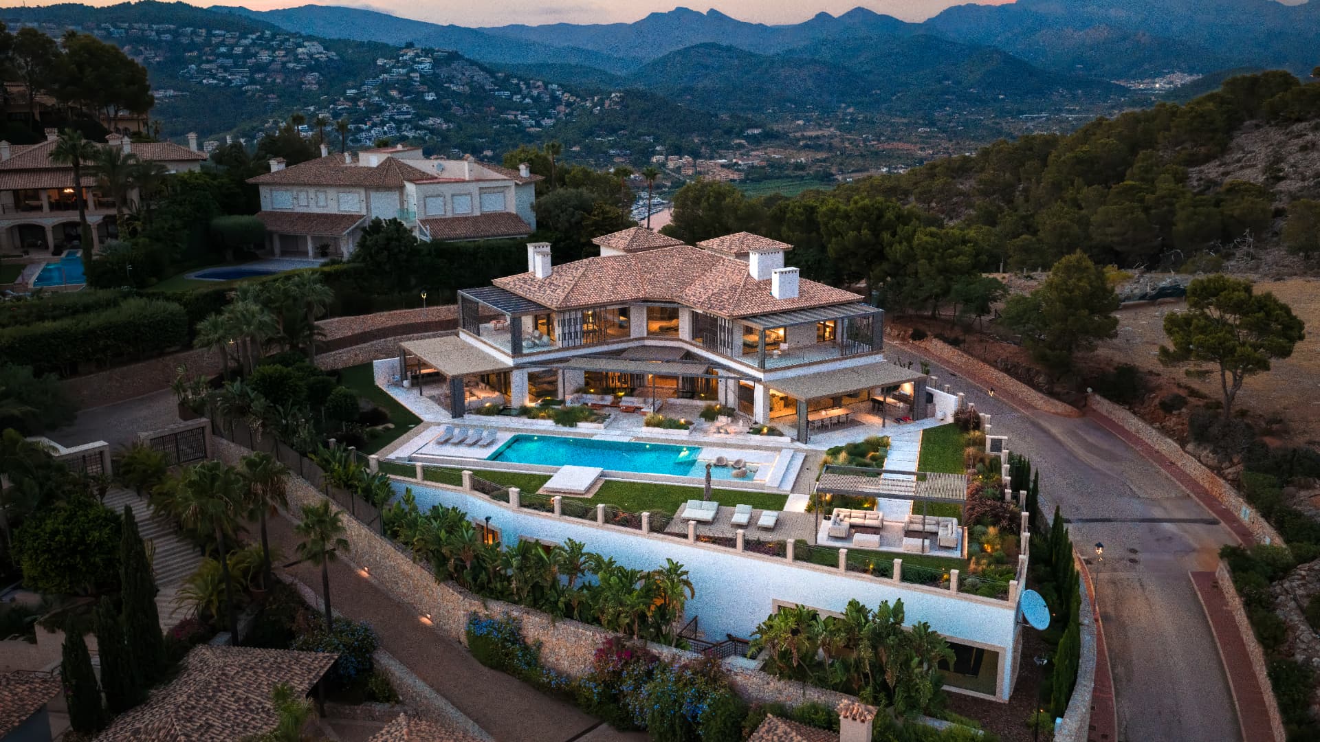 Las Brisas villa overlooking the valley